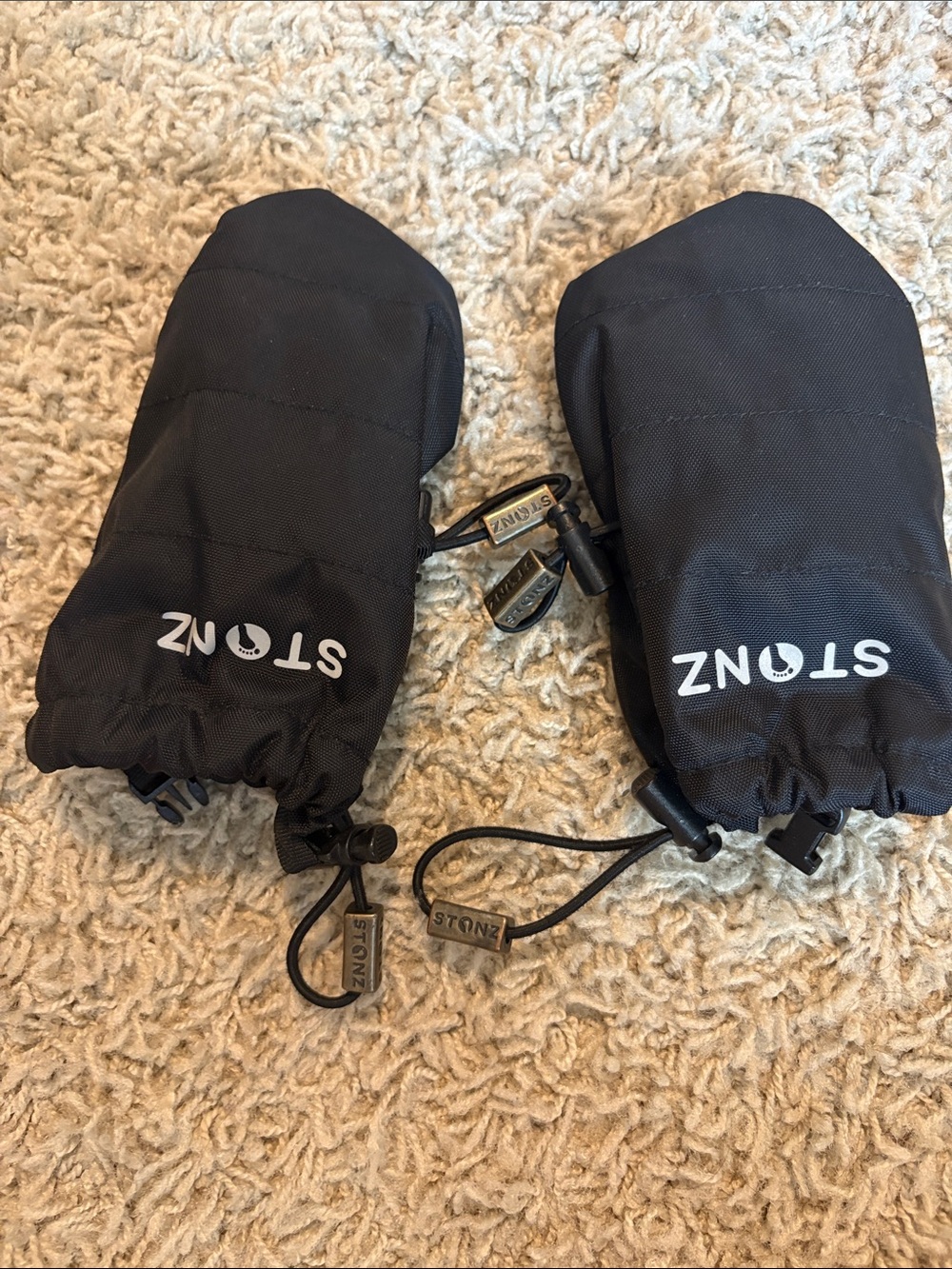 Stonz Black Mittens with Adjustable Wrist Clips
